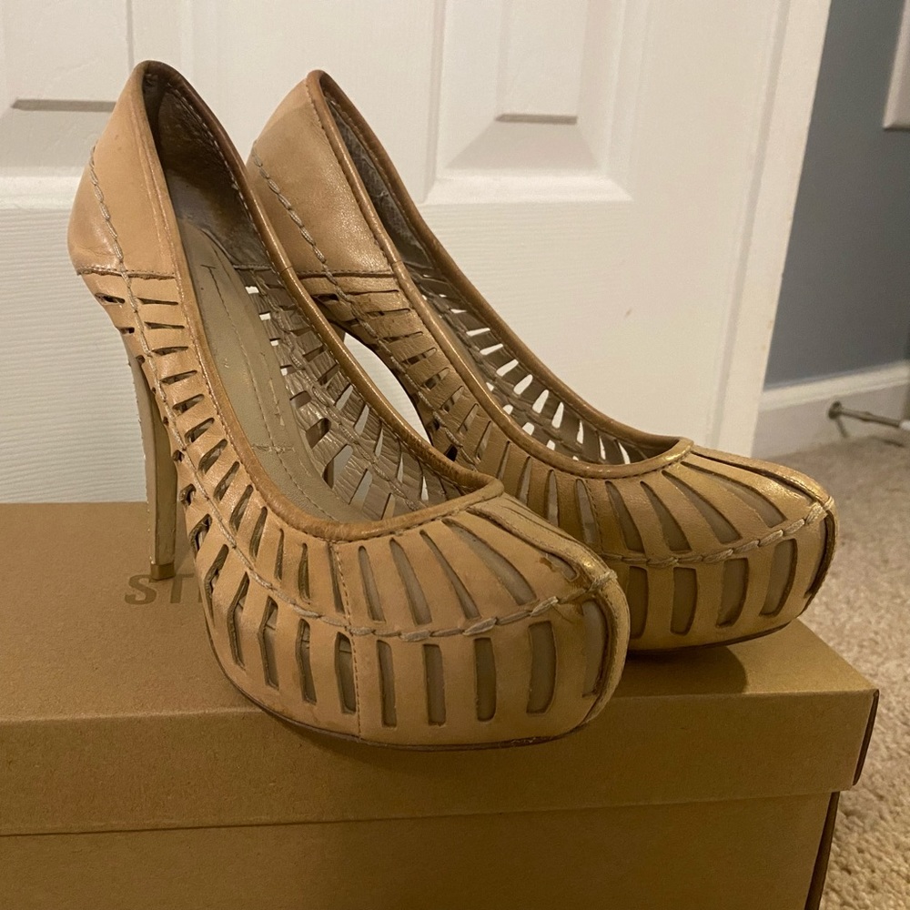 Lovely nude pumps